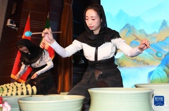 10月30日，演員在伊朗德黑蘭伊朗國家藝術(shù)科學(xué)院舉行的“青風(fēng)海上來”浙江青瓷巡禮開幕式暨“萬象中國·天下寧波”寧波文旅推介會開幕式上表演。新華社記者 沙達(dá)提 攝