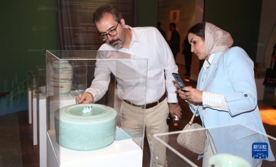 10月30日，人們在伊朗德黑蘭伊朗國家藝術(shù)科學(xué)院觀看展出的展品。新華社記者 沙達(dá)提 攝