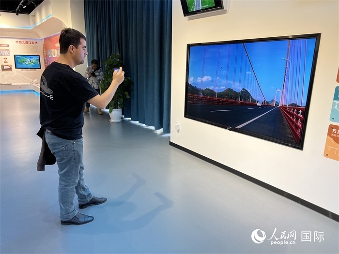 歐亞國家記者在橋梁博物館參觀。（人民網(wǎng) 花放攝）