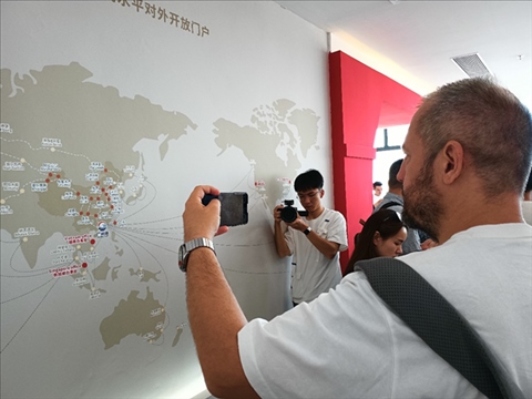 來自波黑的法魯克·博里奇用手機(jī)記錄廣州港可以通達(dá)到的世界城市與地區(qū)。石青川 攝