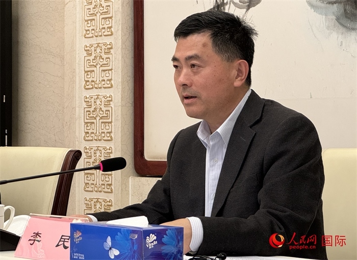 10月31日，歐美同學(xué)會(huì)秘書長李民在第五屆中法文化論壇媒體吹風(fēng)會(huì)上講話。（人民網(wǎng) 謝瑩攝）