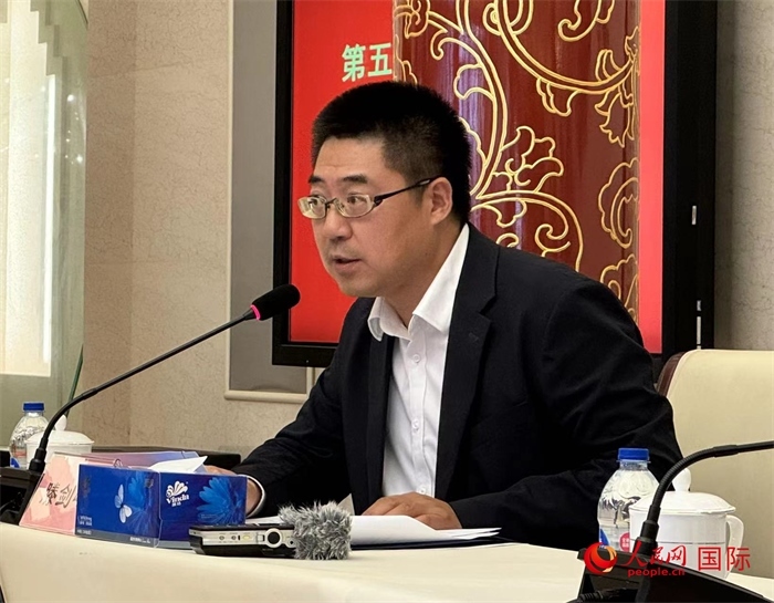 10月31日，歐美同學(xué)會(huì)副秘書長滕劍峰在第五屆中法文化論壇媒體吹風(fēng)會(huì)上講話。（人民網(wǎng) 謝瑩攝）