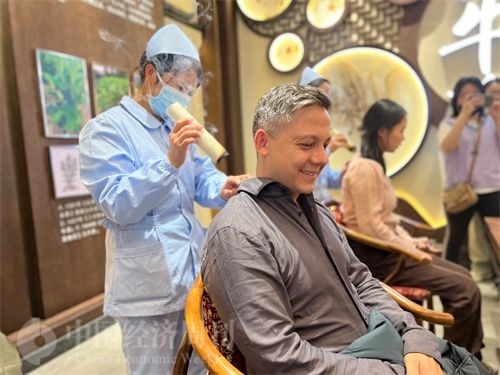  （外媒記者體驗(yàn)艾灸。中國經(jīng)濟(jì)周刊記者 郭志強(qiáng) 攝）