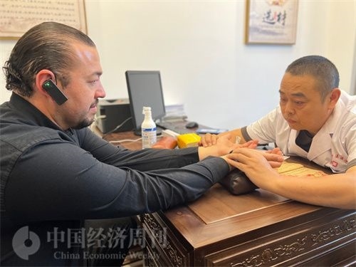  （外媒記者走進(jìn)中醫(yī)堂，問診中醫(yī)名師。中國經(jīng)濟(jì)周刊記者 郭志強(qiáng)攝）