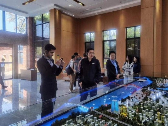 10月24日，2023“一帶一路”媒體合作論壇聯(lián)合采訪團(tuán)團(tuán)員在清水塘投資集團(tuán)招商服務(wù)中心參觀。本報記者 常雯宜攝