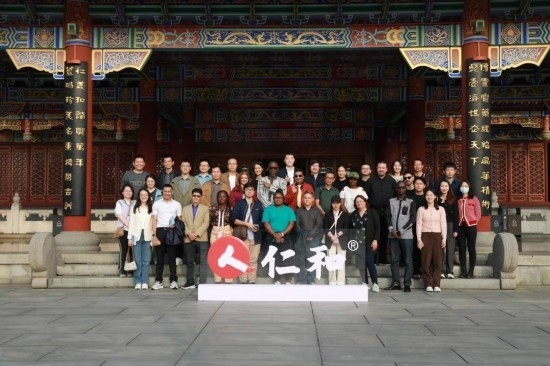 2023“一帶一路”媒體合作論壇聯(lián)合采訪團(tuán)參觀仁和集團(tuán)。（受訪者供圖）