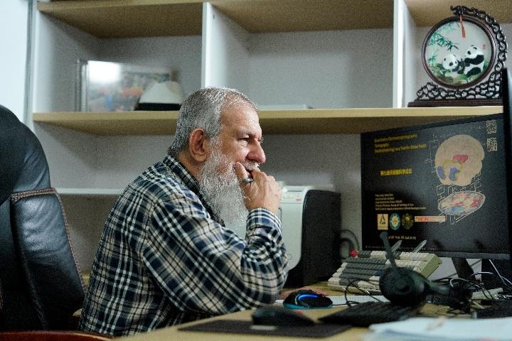 10月31日，古巴科學(xué)家裴德樂在電子科技大學(xué)做科研。