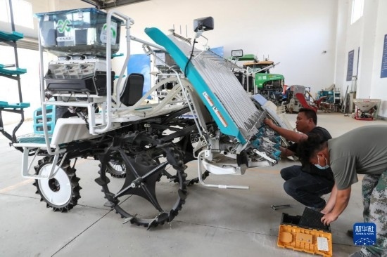 11月4日，技術(shù)員在南通市通州區(qū)十總鎮(zhèn)育民村農(nóng)場保養(yǎng)無人插秧機設(shè)備。