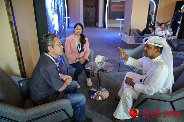 人民網(wǎng)記者采訪迪拜創(chuàng)新企業(yè)家索萊曼·里法伊（右一），索萊曼表示期待加強與中方合作。人民網(wǎng) 塔里克·易卜拉欣 攝