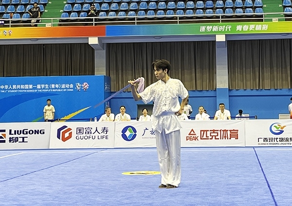 11月6日，第一屆全國學生（青年）運動會武術套路（大學組）男子自選劍術比賽中。人民網(wǎng)記者 歐興榮攝