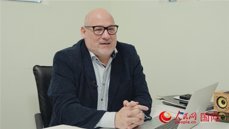 烏拉圭《共和國(guó)報(bào)》總編輯胡安·布蘭卡接受人民網(wǎng)專訪。人民網(wǎng)記者 張若涵攝