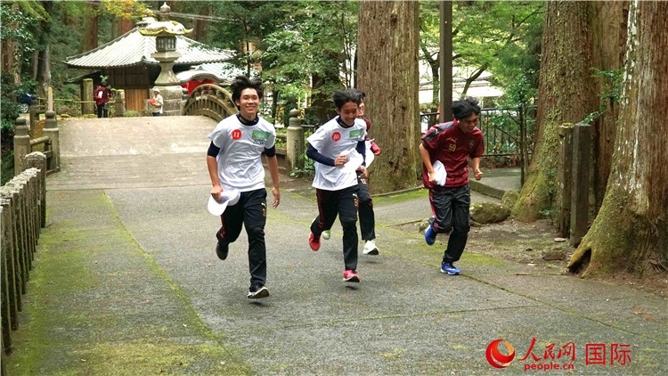 中日青少年在百年古剎里奔跑，揮灑青春的汗水。人民網(wǎng) 蔣曉辰攝
