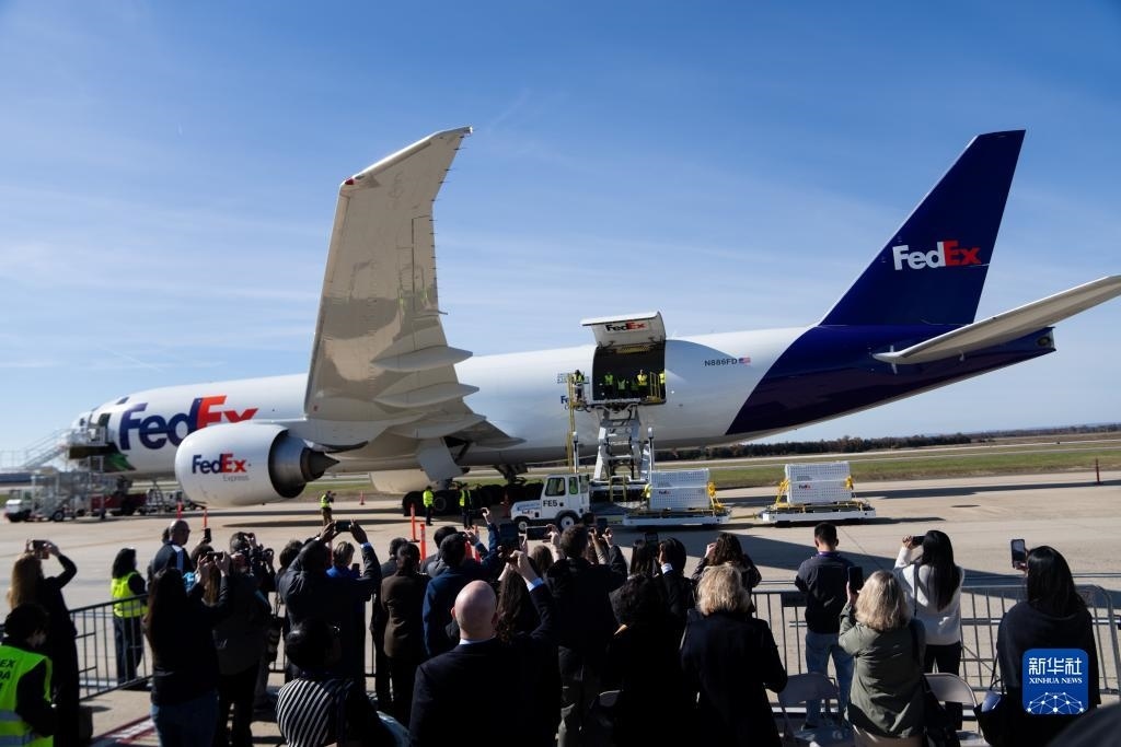 11月8日，在美國弗吉尼亞州的華盛頓杜勒斯國際機(jī)場，裝有大熊貓的特制“旅行包廂”準(zhǔn)備運(yùn)上專機(jī)。新華社記者劉杰攝