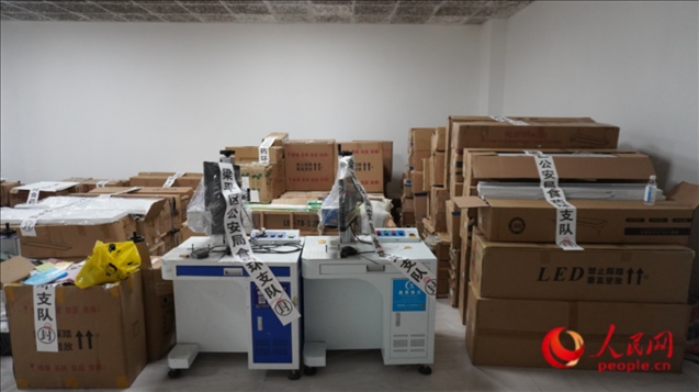 查封的假冒品牌燈具等。人民網(wǎng) 肖聰聰 攝