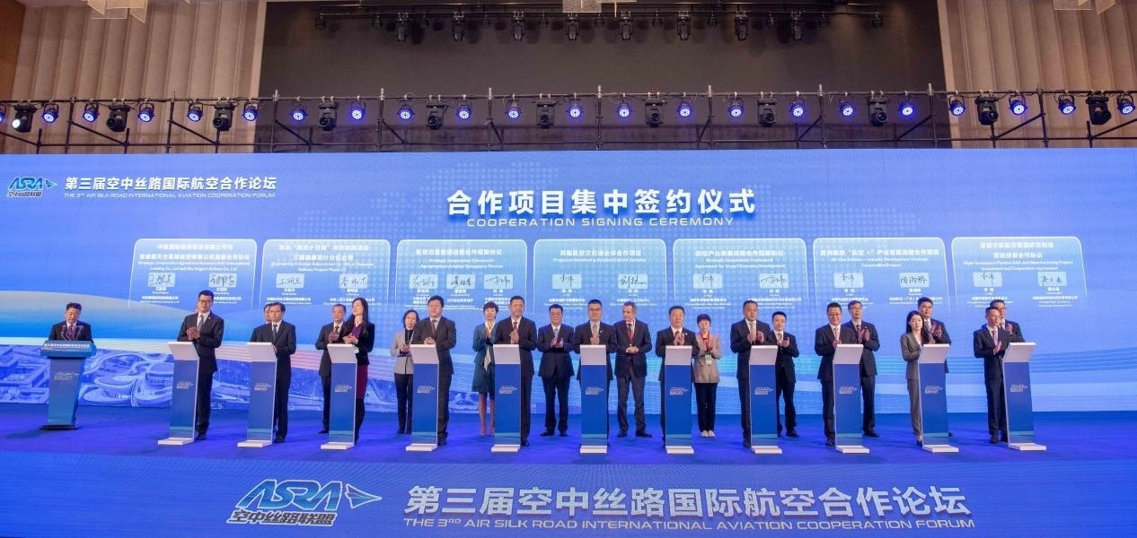 圖為7個國內(nèi)外合作項目現(xiàn)場簽約。人民網(wǎng)記者 唐宋攝