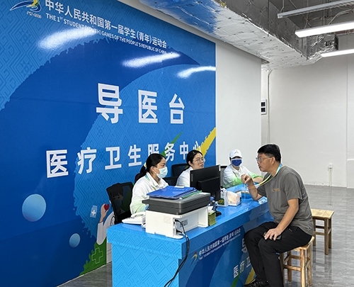 村內(nèi)住客在醫(yī)療衛(wèi)生服務(wù)中心導(dǎo)醫(yī)臺問診。人民網(wǎng)記者 歐興榮攝