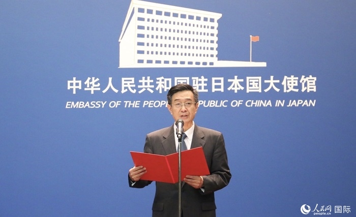 中國(guó)駐日本大使館教育處公使銜參贊杜柯偉宣讀獲獎(jiǎng)人員名單。人民網(wǎng) 許可攝