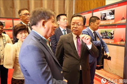 論壇期間配套舉行“‘?dāng)[脫貧困之路’——寧德扶貧開發(fā)圖片展”。人民網(wǎng)記者樊帆 攝