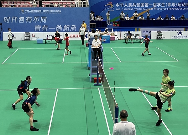 11月11日，第一屆全國學生（青年）運動會毽球（校園組）比賽現(xiàn)場。人民網(wǎng)記者 歐興榮攝