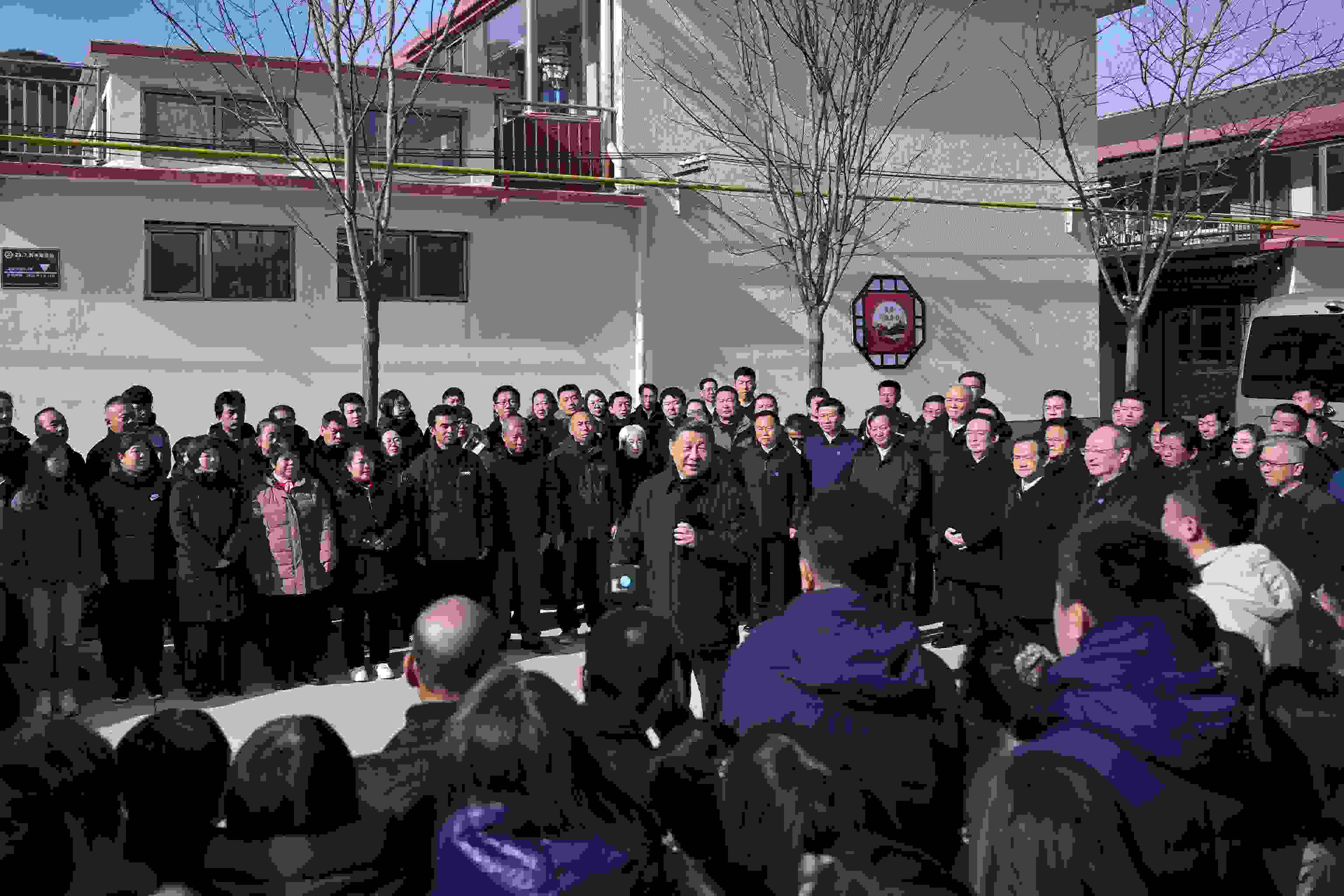 2023年11月10日，習(xí)近平總書記在北京市門頭溝區(qū)妙峰山鎮(zhèn)水峪嘴村考察時(shí)，同當(dāng)?shù)厝罕娪H切交流。