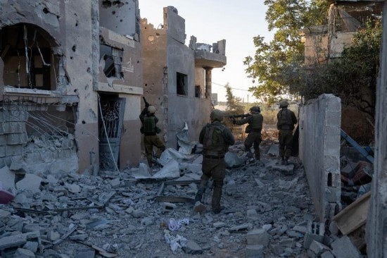 這張以色列國防軍11月12日發(fā)布的照片顯示，以軍地面部隊(duì)在加沙地帶北部開展軍事行動。新華社發(fā)