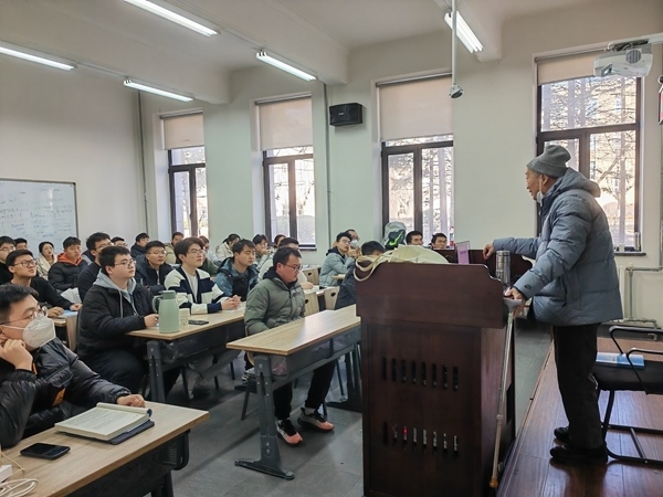 鐘萬(wàn)勰院士為研究生上課。大連理工大學(xué)供圖