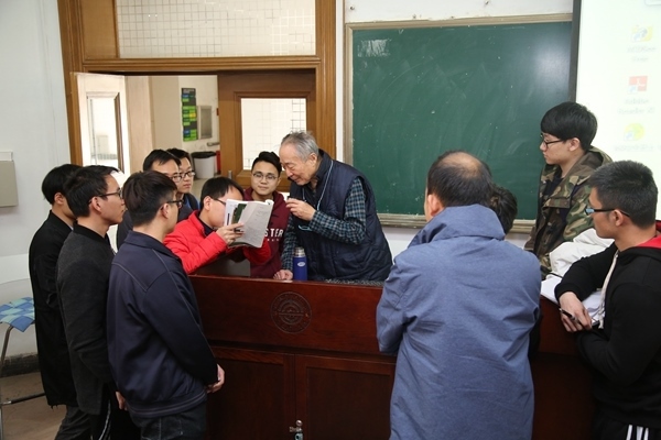 鐘萬(wàn)勰院士為學(xué)生們答疑解惑。大連理工大學(xué)供圖