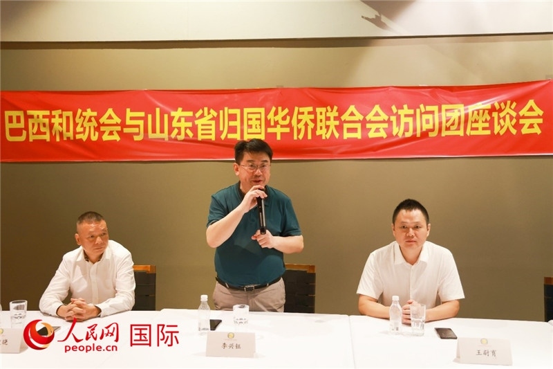 中國(guó)僑聯(lián)副主席、山東省僑聯(lián)主席李興鈺（中）在座談會(huì)上致辭。人民網(wǎng)記者 陳海琪攝