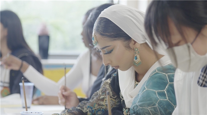 學(xué)生學(xué)習(xí)中國書法。帕特里克·謝德-西蒙茲攝