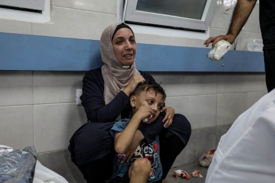 11月3日，人們?cè)诩由吵窍７ㄡt(yī)院接受治療。新華社發(fā)