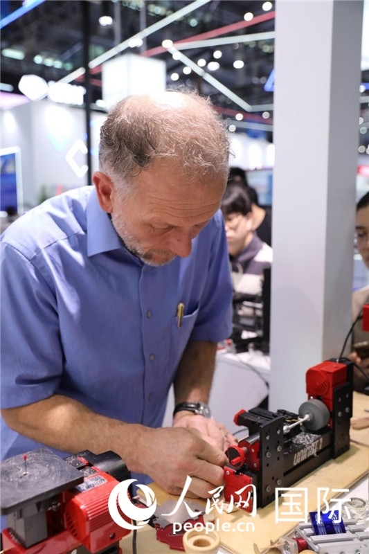 第25屆中國(guó)國(guó)際高新技術(shù)成果交易會(huì)15日在深圳開(kāi)幕，圖為展商現(xiàn)場(chǎng)演示精密加工工具。人民網(wǎng)記者 魯揚(yáng)攝