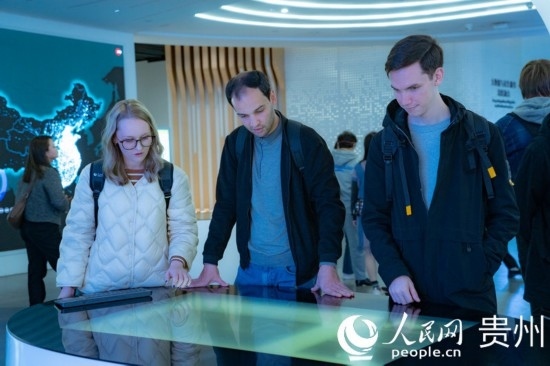 在國家大數(shù)據(jù)（貴州）綜合試驗區(qū)交流體驗中心，歐亞國家記者體驗貴州大數(shù)據(jù)應(yīng)用場景。人民網(wǎng) 陽茜攝