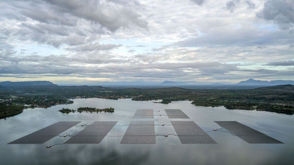 這是2022年12月8日在泰國烏汶府詩琳通水庫拍攝的浮體光伏項目（無人機照片）。中泰兩國聯(lián)合修建的浮體光伏項目2021年10月投入商業(yè)運營。中國制造的電池板不斷將日光轉(zhuǎn)化為清潔電能，輸送至當(dāng)?shù)厍Ъ胰f戶。