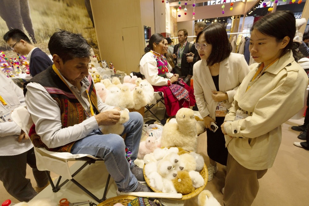 2023年11月7日，秘魯羊駝毛制品手藝人馬馬尼大叔在中國上海舉辦的第六屆進博會上展示羊駝玩偶制作工藝。秘魯特色羊駝毛制品連續(xù)六屆在進博會上亮相，收獲大量訂單。進博會大舞臺讓秘魯傳統(tǒng)手藝人有了更廣闊的發(fā)展空間。