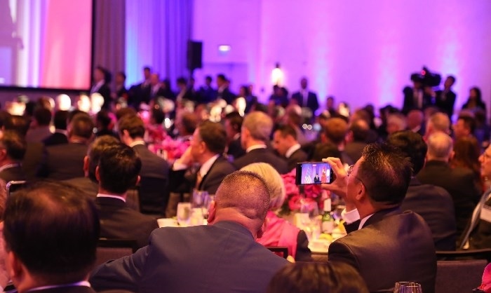 當(dāng)?shù)貢r(shí)間11月15日晚，國家主席習(xí)近平在美國舊金山出席美國友好團(tuán)體聯(lián)合舉行的歡迎宴會(huì)。在熱烈的掌聲中，習(xí)近平發(fā)表重要演講。圖為參加晚宴人士認(rèn)真聆聽演講。人民日報(bào)記者 李志偉 攝