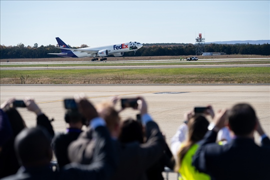 2023年11月8日，運(yùn)送大熊貓的專機(jī)從美國弗吉尼亞州的華盛頓杜勒斯國際機(jī)場起飛。旅居美國的大熊貓“美香”“添添”和它們在華盛頓出生并長大的雄性幼崽“小奇跡”當(dāng)天啟程返回中國。新華社記者 劉杰攝