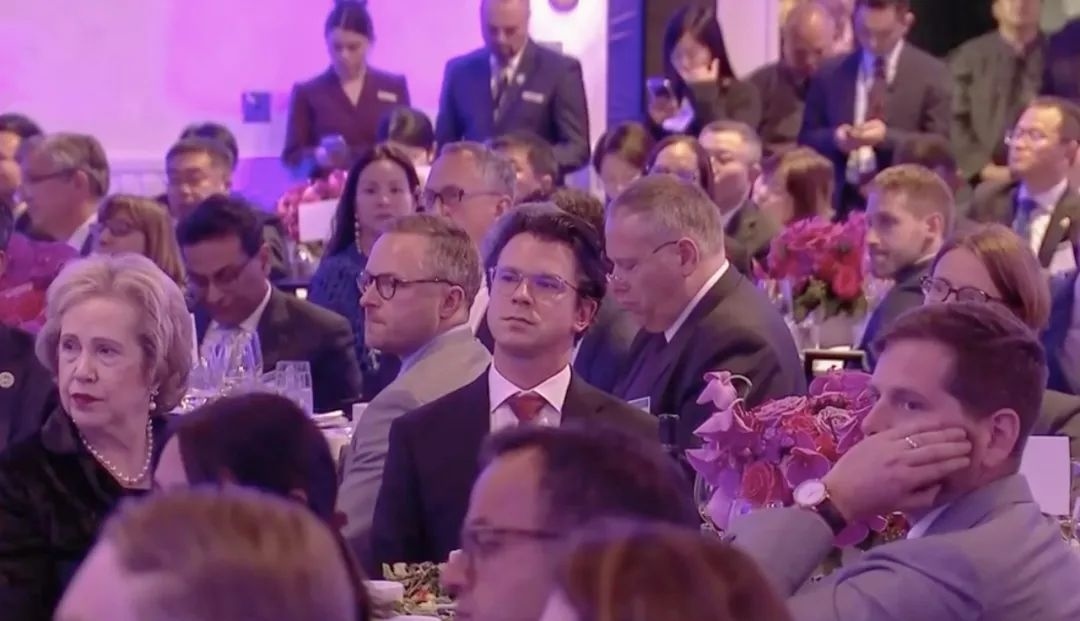 △當(dāng)?shù)貢r間11月15日晚，習(xí)近平主席在美國友好團(tuán)體聯(lián)合歡迎宴會上發(fā)表演講。圖為參加宴會的人士認(rèn)真聆聽演講。