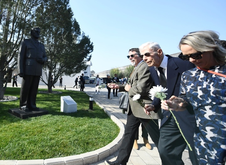 10月30日，在北京，飛虎隊(duì)老兵哈里·莫耶（中）向陳納德將軍雕像獻(xiàn)花。