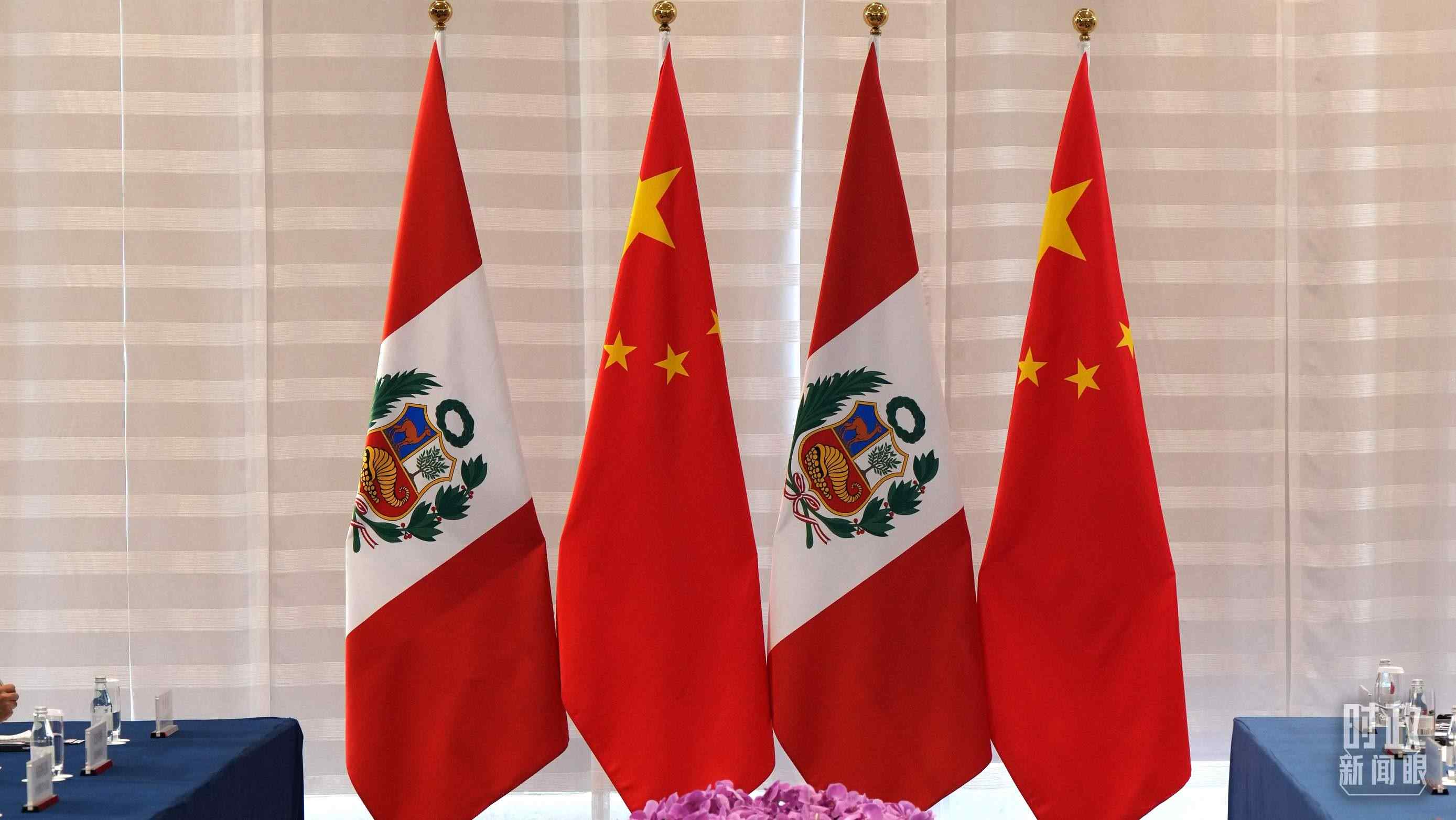 △會(huì)談現(xiàn)場(chǎng)的中秘兩國(guó)國(guó)旗。（總臺(tái)國(guó)廣記者李晉拍攝）