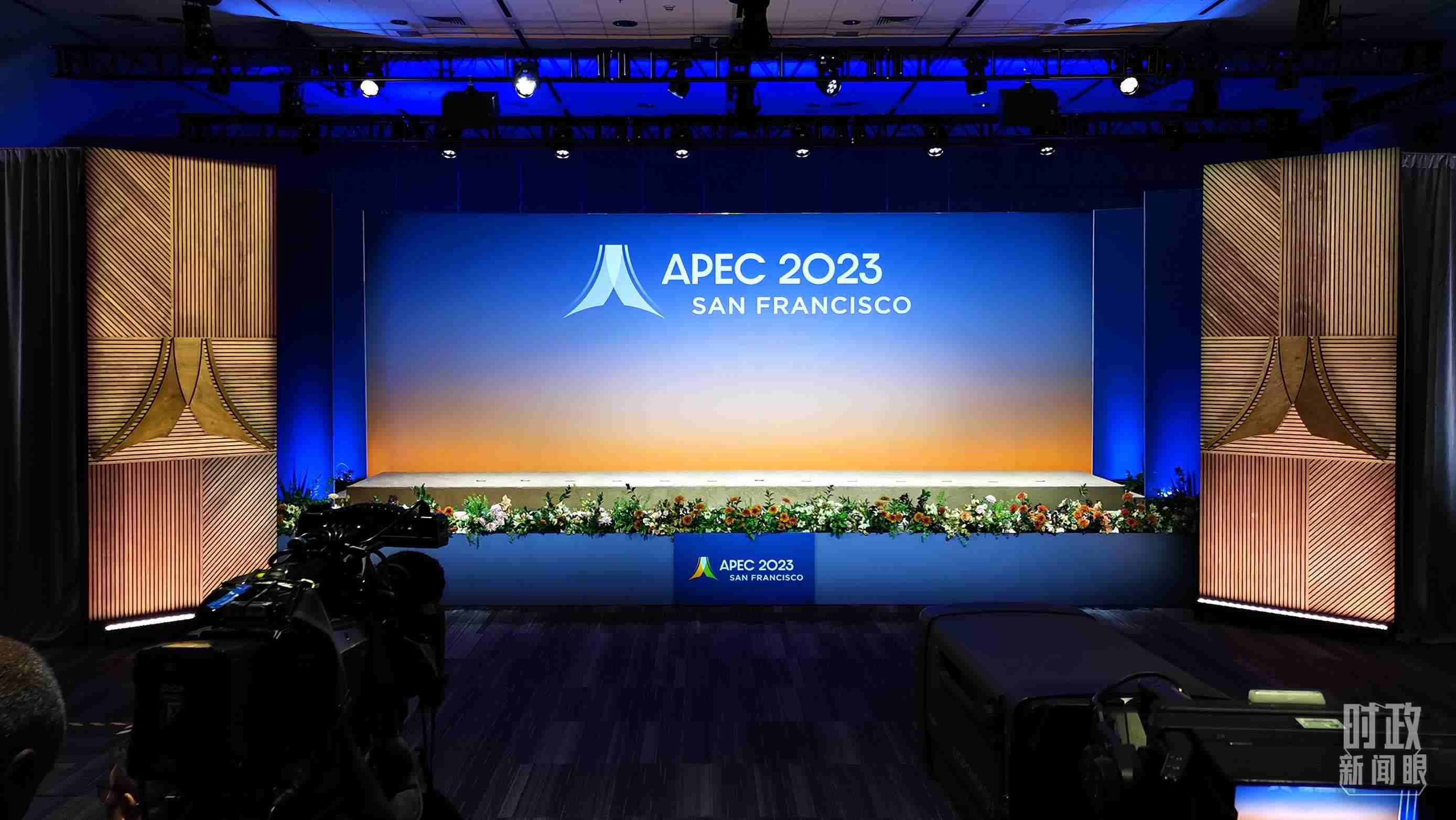 △16日，APEC領(lǐng)導(dǎo)人同東道主嘉賓在對(duì)話會(huì)前集體合影，圖為記者們?cè)诘却嫌伴_(kāi)始。（總臺(tái)央視記者石偉明拍攝）