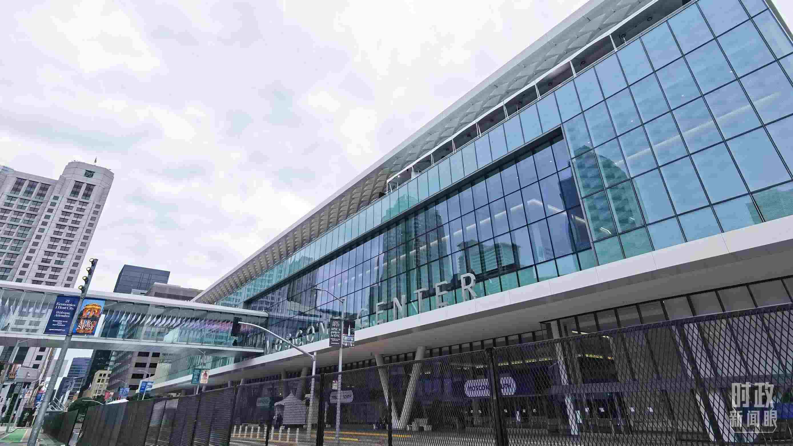 △美國(guó)舊金山，莫斯康中心，APEC第三十次領(lǐng)導(dǎo)人非正式會(huì)議在這里舉行。（總臺(tái)央視記者曹亞星拍攝）