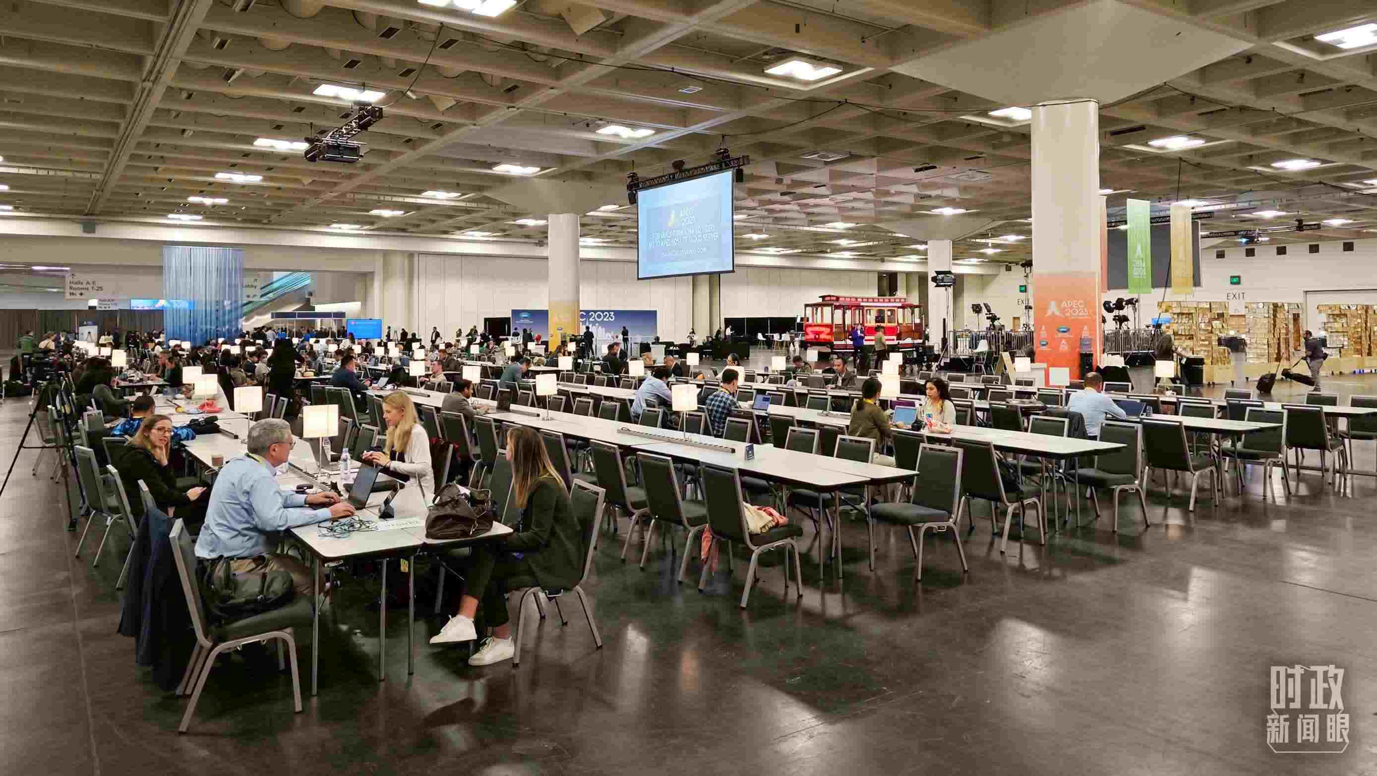 △APEC會(huì)議國(guó)際媒體中心，各國(guó)記者正在工作。（總臺(tái)央視記者王哈男拍攝）