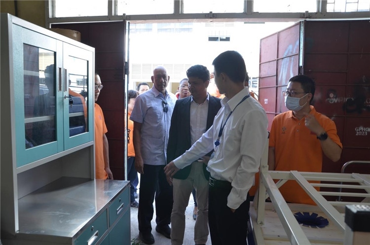 喬治敦公立醫(yī)院執(zhí)行院長接收捐贈物資。第十九期中國援圭亞那醫(yī)療隊(duì)供圖