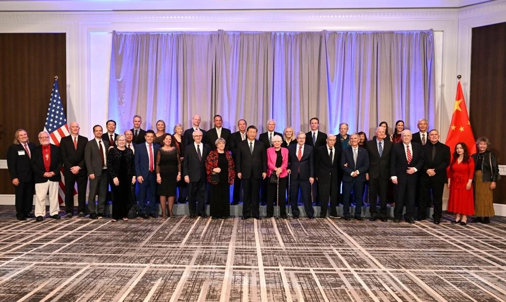 當地時間11月15日晚，國家主席習近平在美國舊金山出席美國友好團體聯合舉行的歡迎宴會。這是宴會開始前，習近平會見飛虎隊和史迪威將軍后人、鼓嶺、艾奧瓦州、華盛頓州等方面友好人士代表，同他們親切交談并合影留念。