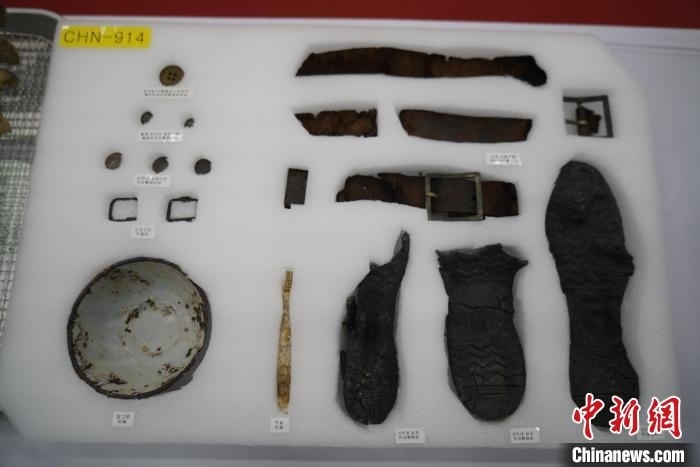 當(dāng)?shù)貢r間11月22日上午，第十批在韓中國人民志愿軍烈士遺骸裝殮儀式在韓國舉行。圖為裝殮儀式現(xiàn)場拍攝的部分志愿軍烈士遺物。中新社記者劉旭 攝