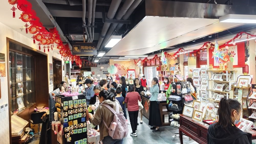 游客在天津市西青區(qū)楊柳青民俗文化館游覽。（新華社記者宋瑞 攝）