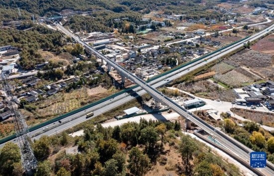 11月25日在麗江市境內(nèi)拍攝的即將開通的麗香鐵路（無(wú)人機(jī)照片）。