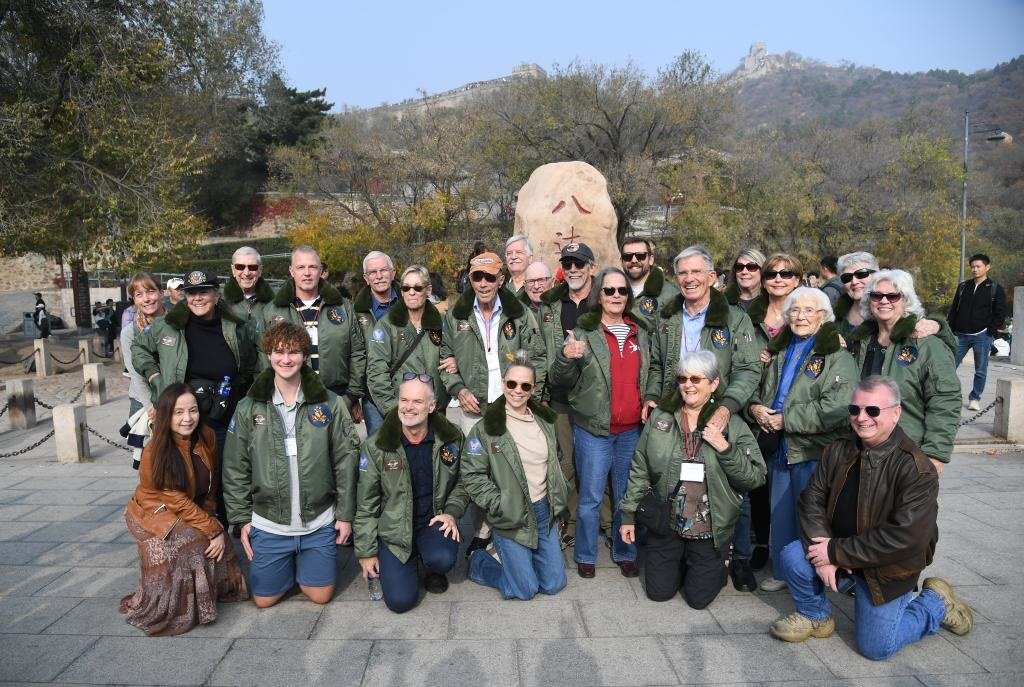 10月29日，飛虎隊老兵莫耶一行人在北京八達嶺長城合影留念。當日，美中航空遺產(chǎn)基金會訪華代表團成員陸續(xù)抵達北京。新華社記者任超攝