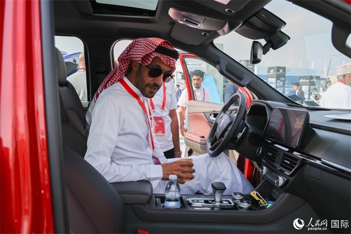 嘉賓參觀體驗(yàn)山東重工產(chǎn)品。人民網(wǎng)記者 任皓宇攝