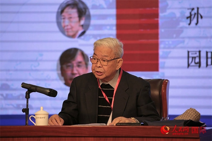 北京外國語大學(xué)北京日本學(xué)研究中心原主任嚴(yán)安生發(fā)表主旨演講。人民網(wǎng)記者 張麗婭攝